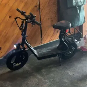 Foldable electric commuter scooter